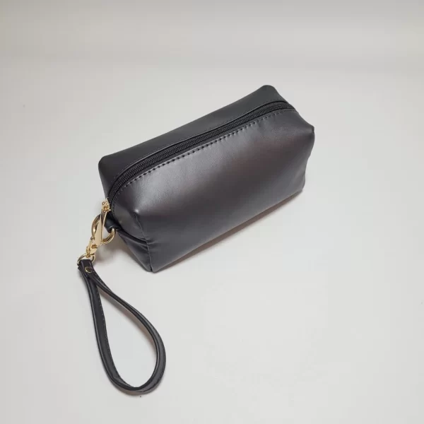 NECESER DE CUERO PARA MUJER, bolsos de cuero, carteras de cuero, accesorios de cuero, cuero vacuno boliviano, bolsos hechos en Bolivia, carteras hechas en Bolivia, moda en cuero, diseño boliviano, bolsos para mujer, carteras para hombre, bolsos elegantes, carteras funcionales, bolsos al hombro, carteras de mano, cuero genuino, artículos de cuero, producción boliviana, calidad duradera, estilo boliviano, regalos corporativos en cuero, bolsos personalizados, carteras con grabado láser, marroquinería boliviana, bolsos de diseño, carteras exclusivas, cuero de alta calidad