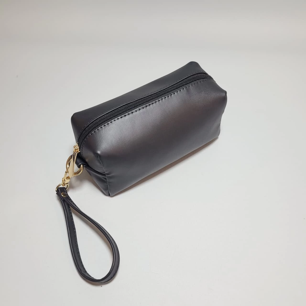 NECESER DE CUERO PARA MUJER, bolsos de cuero, carteras de cuero, accesorios de cuero, cuero vacuno boliviano, bolsos hechos en Bolivia, carteras hechas en Bolivia, moda en cuero, diseño boliviano, bolsos para mujer, carteras para hombre, bolsos elegantes, carteras funcionales, bolsos al hombro, carteras de mano, cuero genuino, artículos de cuero, producción boliviana, calidad duradera, estilo boliviano, regalos corporativos en cuero, bolsos personalizados, carteras con grabado láser, marroquinería boliviana, bolsos de diseño, carteras exclusivas, cuero de alta calidad