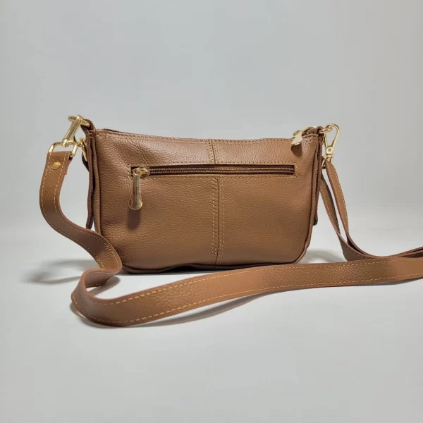 bolsos de cuero, carteras de cuero, accesorios de cuero, cuero vacuno boliviano, bolsos hechos en Bolivia, carteras hechas en Bolivia, moda en cuero, diseño boliviano, bolsos para mujer, carteras para hombre, bolsos elegantes, carteras funcionales, bolsos al hombro, carteras de mano, cuero genuino, artículos de cuero, producción boliviana, calidad duradera, estilo boliviano, regalos corporativos en cuero, bolsos personalizados, carteras con grabado láser, marroquinería boliviana, bolsos de diseño, carteras exclusivas, cuero de alta calidad