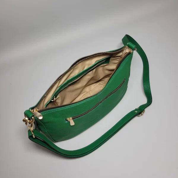 bolsos de cuero, carteras de cuero, accesorios de cuero, cuero vacuno boliviano, bolsos hechos en Bolivia, carteras hechas en Bolivia, moda en cuero, diseño boliviano, bolsos para mujer, carteras para hombre, bolsos elegantes, carteras funcionales, bolsos al hombro, carteras de mano, cuero genuino, artículos de cuero, producción boliviana, calidad duradera, estilo boliviano, regalos corporativos en cuero, bolsos personalizados, carteras con grabado láser, marroquinería boliviana, bolsos de diseño, carteras exclusivas, cuero de alta calidad
