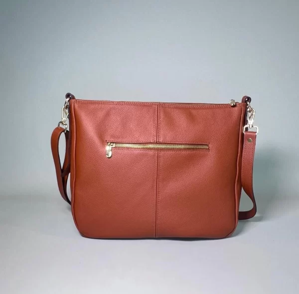 bolsos de cuero, carteras de cuero, accesorios de cuero, cuero vacuno boliviano, bolsos hechos en Bolivia, carteras hechas en Bolivia, moda en cuero, diseño boliviano, bolsos para mujer, carteras para hombre, bolsos elegantes, carteras funcionales, bolsos al hombro, carteras de mano, cuero genuino, artículos de cuero, producción boliviana, calidad duradera, estilo boliviano, regalos corporativos en cuero, bolsos personalizados, carteras con grabado láser, marroquinería boliviana, bolsos de diseño, carteras exclusivas, cuero de alta calidad