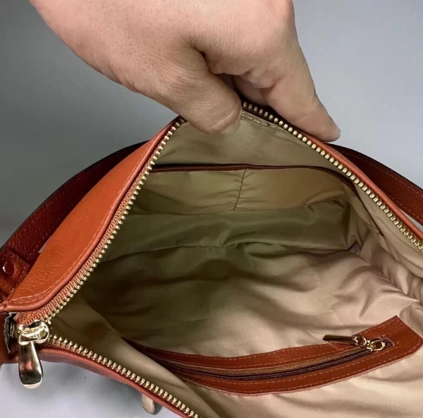 bolsos de cuero, carteras de cuero, accesorios de cuero, cuero vacuno boliviano, bolsos hechos en Bolivia, carteras hechas en Bolivia, moda en cuero, diseño boliviano, bolsos para mujer, carteras para hombre, bolsos elegantes, carteras funcionales, bolsos al hombro, carteras de mano, cuero genuino, artículos de cuero, producción boliviana, calidad duradera, estilo boliviano, regalos corporativos en cuero, bolsos personalizados, carteras con grabado láser, marroquinería boliviana, bolsos de diseño, carteras exclusivas, cuero de alta calidad