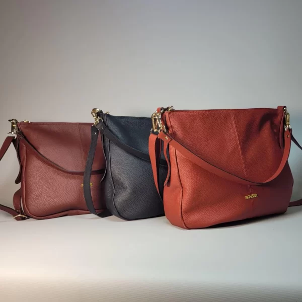 bolsos de cuero, carteras de cuero, accesorios de cuero, cuero vacuno boliviano, bolsos hechos en Bolivia, carteras hechas en Bolivia, moda en cuero, diseño boliviano, bolsos para mujer, carteras para hombre, bolsos elegantes, carteras funcionales, bolsos al hombro, carteras de mano, cuero genuino, artículos de cuero, producción boliviana, calidad duradera, estilo boliviano, regalos corporativos en cuero, bolsos personalizados, carteras con grabado láser, marroquinería boliviana, bolsos de diseño, carteras exclusivas, cuero de alta calidad