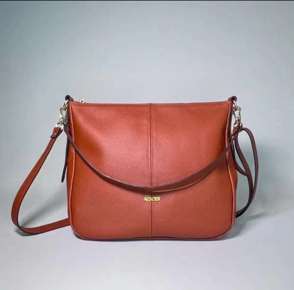 bolsos de cuero, carteras de cuero, accesorios de cuero, cuero vacuno boliviano, bolsos hechos en Bolivia, carteras hechas en Bolivia, moda en cuero, diseño boliviano, bolsos para mujer, carteras para hombre, bolsos elegantes, carteras funcionales, bolsos al hombro, carteras de mano, cuero genuino, artículos de cuero, producción boliviana, calidad duradera, estilo boliviano, regalos corporativos en cuero, bolsos personalizados, carteras con grabado láser, marroquinería boliviana, bolsos de diseño, carteras exclusivas, cuero de alta calidad