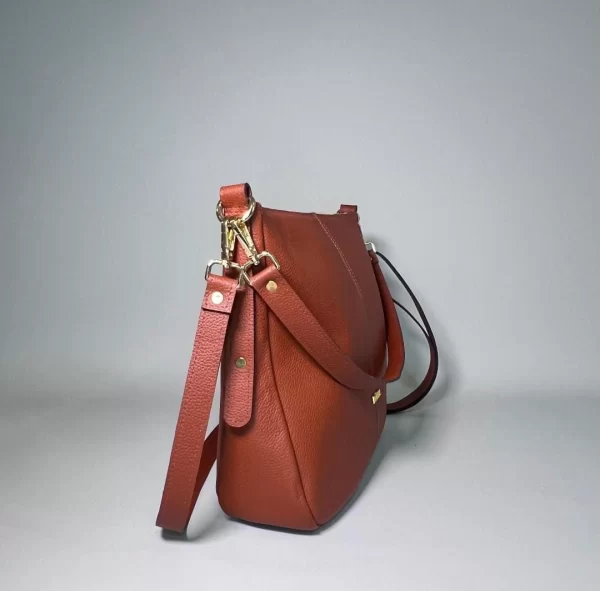 bolsos de cuero, carteras de cuero, accesorios de cuero, cuero vacuno boliviano, bolsos hechos en Bolivia, carteras hechas en Bolivia, moda en cuero, diseño boliviano, bolsos para mujer, carteras para hombre, bolsos elegantes, carteras funcionales, bolsos al hombro, carteras de mano, cuero genuino, artículos de cuero, producción boliviana, calidad duradera, estilo boliviano, regalos corporativos en cuero, bolsos personalizados, carteras con grabado láser, marroquinería boliviana, bolsos de diseño, carteras exclusivas, cuero de alta calidad