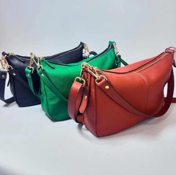 bolsos de cuero, carteras de cuero, accesorios de cuero, cuero vacuno boliviano, bolsos hechos en Bolivia, carteras hechas en Bolivia, moda en cuero, diseño boliviano, bolsos para mujer, carteras para hombre, bolsos elegantes, carteras funcionales, bolsos al hombro, carteras de mano, cuero genuino, artículos de cuero, producción boliviana, calidad duradera, estilo boliviano, regalos corporativos en cuero, bolsos personalizados, carteras con grabado láser, marroquinería boliviana, bolsos de diseño, carteras exclusivas, cuero de alta calidad