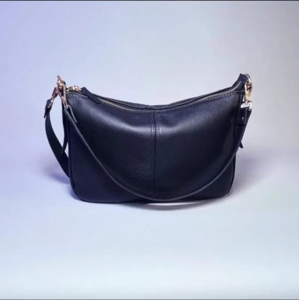 bolsos de cuero, carteras de cuero, accesorios de cuero, cuero vacuno boliviano, bolsos hechos en Bolivia, carteras hechas en Bolivia, moda en cuero, diseño boliviano, bolsos para mujer, carteras para hombre, bolsos elegantes, carteras funcionales, bolsos al hombro, carteras de mano, cuero genuino, artículos de cuero, producción boliviana, calidad duradera, estilo boliviano, regalos corporativos en cuero, bolsos personalizados, carteras con grabado láser, marroquinería boliviana, bolsos de diseño, carteras exclusivas, cuero de alta calidad