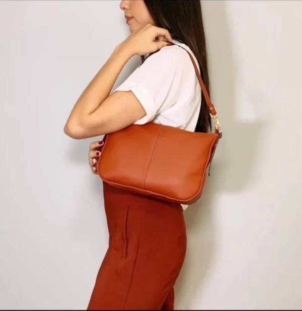 bolsos de cuero, carteras de cuero, accesorios de cuero, cuero vacuno boliviano, bolsos hechos en Bolivia, carteras hechas en Bolivia, moda en cuero, diseño boliviano, bolsos para mujer, carteras para hombre, bolsos elegantes, carteras funcionales, bolsos al hombro, carteras de mano, cuero genuino, artículos de cuero, producción boliviana, calidad duradera, estilo boliviano, regalos corporativos en cuero, bolsos personalizados, carteras con grabado láser, marroquinería boliviana, bolsos de diseño, carteras exclusivas, cuero de alta calidad