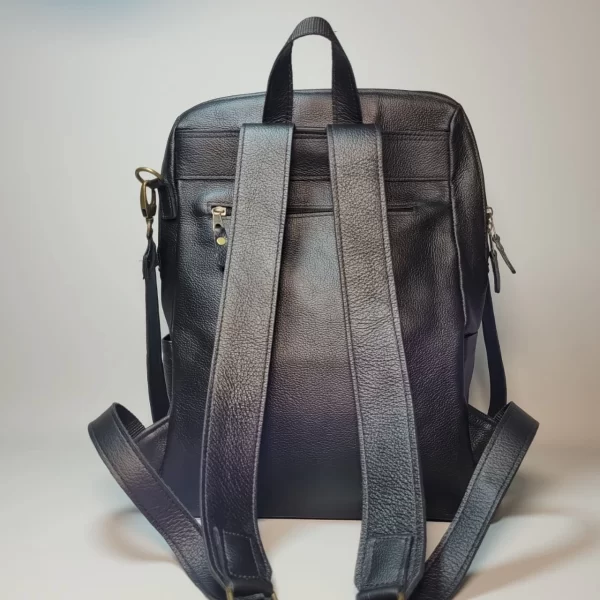 mochila de cuero mujer, mochila ejecutiva mujer, mochila de cuero para laptop mujer, mochila elegante mujer, mochila de cuero Bolivia, mochila de cuero mujer Santa Cruz, mochila de cuero vacuno mujer, mochila de cuero con bolsillos, mochila de cuero con compartimiento para computadora, mochila de cuero hecha en Bolivia, mochila de cuero mujer oficina, mochila de cuero mujer viaje, mochila de cuero mujer profesional