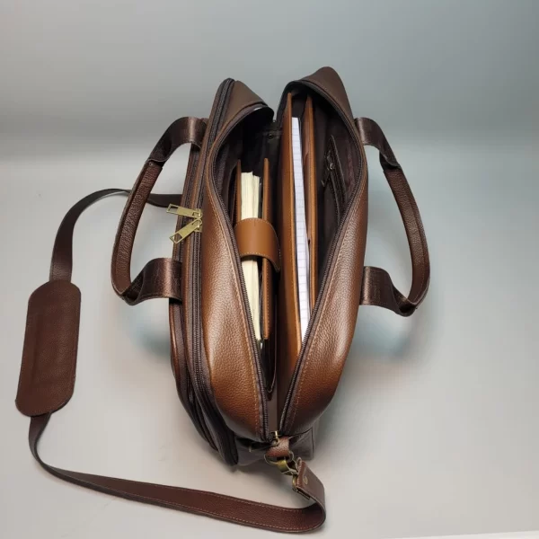 maletín ejecutivo de cuero, maletín de cuero para laptop, maletín de cuero genuino hombre, maletín de cuero oficina, maletín de cuero para documentos, maletín de cuero profesional, maletín de cuero con compartimentos, maletín de cuero con pasador carry on, maletín de cuero elegante, maletín personalizado de cuero