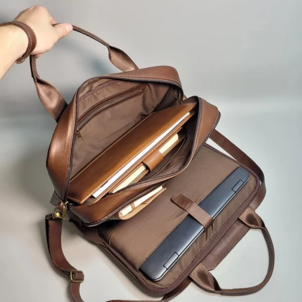 maletín ejecutivo de cuero, maletín de cuero para laptop, maletín de cuero genuino hombre, maletín de cuero oficina, maletín de cuero para documentos, maletín de cuero profesional, maletín de cuero con compartimentos, maletín de cuero con pasador carry on, maletín de cuero elegante, maletín personalizado de cuero