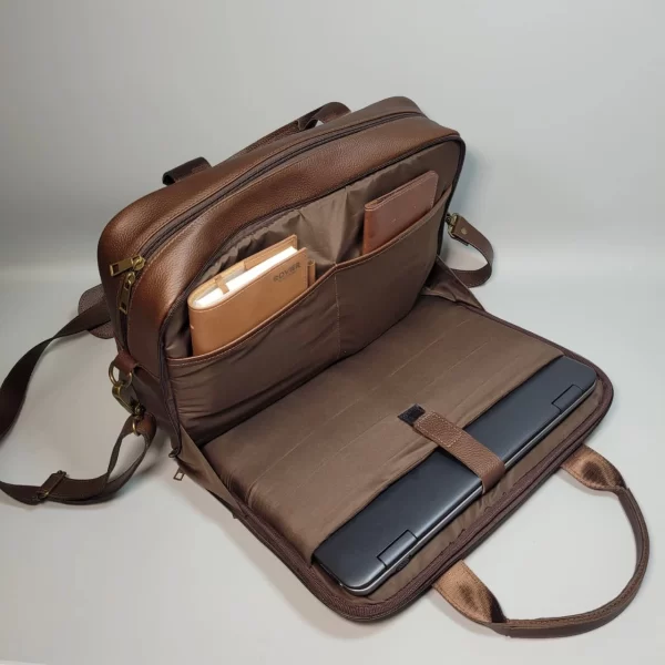 maletín ejecutivo de cuero, maletín de cuero para laptop, maletín de cuero genuino hombre, maletín de cuero oficina, maletín de cuero para documentos, maletín de cuero profesional, maletín de cuero con compartimentos, maletín de cuero con pasador carry on, maletín de cuero elegante, maletín personalizado de cuero