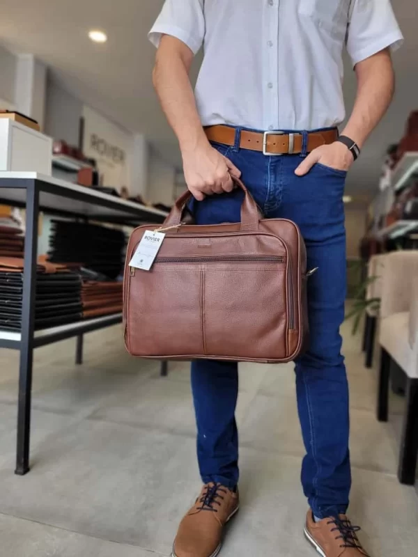 maletín ejecutivo de cuero, maletín de cuero para laptop, maletín de cuero genuino hombre, maletín de cuero oficina, maletín de cuero para documentos, maletín de cuero profesional, maletín de cuero con compartimentos, maletín de cuero con pasador carry on, maletín de cuero elegante, maletín personalizado de cuero