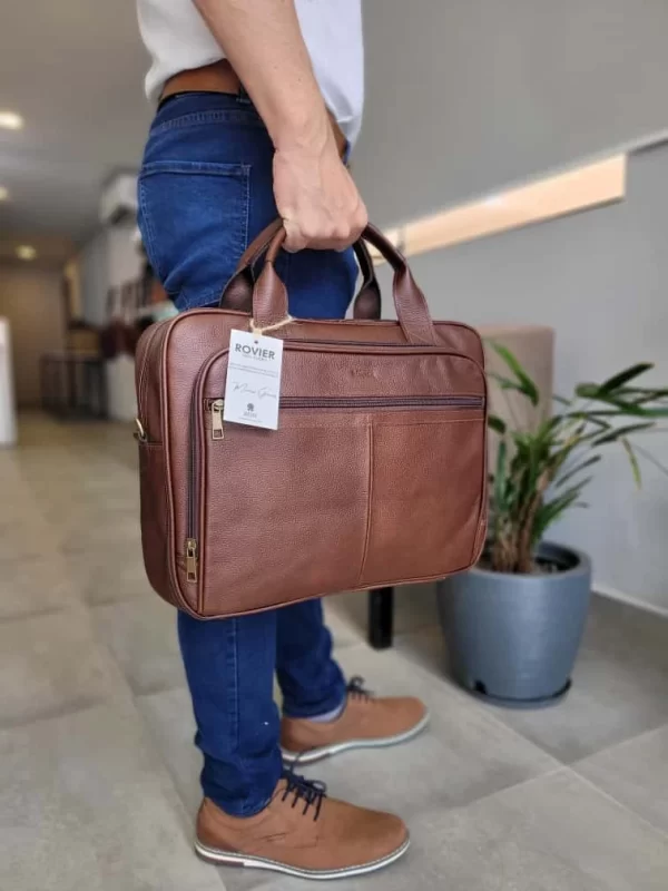 maletín ejecutivo de cuero, maletín de cuero para laptop, maletín de cuero genuino hombre, maletín de cuero oficina, maletín de cuero para documentos, maletín de cuero profesional, maletín de cuero con compartimentos, maletín de cuero con pasador carry on, maletín de cuero elegante, maletín personalizado de cuero