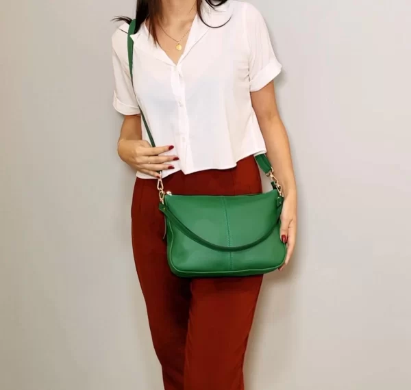 bolsos de cuero, carteras de cuero, accesorios de cuero, cuero vacuno boliviano, bolsos hechos en Bolivia, carteras hechas en Bolivia, moda en cuero, diseño boliviano, bolsos para mujer, carteras para hombre, bolsos elegantes, carteras funcionales, bolsos al hombro, carteras de mano, cuero genuino, artículos de cuero, producción boliviana, calidad duradera, estilo boliviano, regalos corporativos en cuero, bolsos personalizados, carteras con grabado láser, marroquinería boliviana, bolsos de diseño, carteras exclusivas, cuero de alta calidad