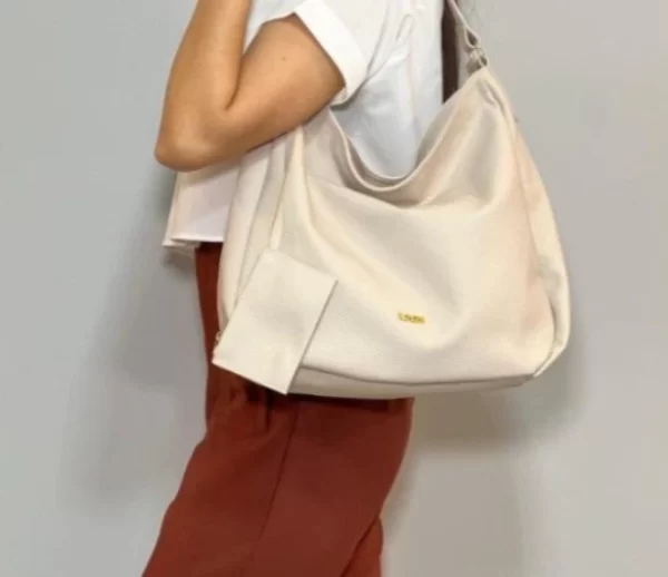 bolsos de cuero, carteras de cuero, accesorios de cuero, cuero vacuno boliviano, bolsos hechos en Bolivia, carteras hechas en Bolivia, moda en cuero, diseño boliviano, bolsos para mujer, carteras para hombre, bolsos elegantes, carteras funcionales, bolsos al hombro, carteras de mano, cuero genuino, artículos de cuero, producción boliviana, calidad duradera, estilo boliviano, regalos corporativos en cuero, bolsos personalizados, carteras con grabado láser, marroquinería boliviana, bolsos de diseño, carteras exclusivas, cuero de alta calidad