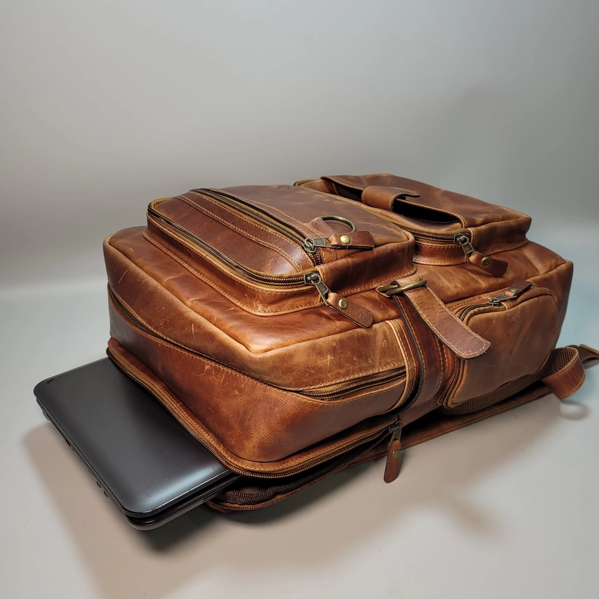 MOCHILAS DE CUERO PARA HOMBRES, MOCHILAS DE CUERO, MOCHILAS PARA HOMBRE, MOCHILAS DE CUERO GENUINO, MOCHILAS DE CUERO EN SANTA CRUZ, ROVIER