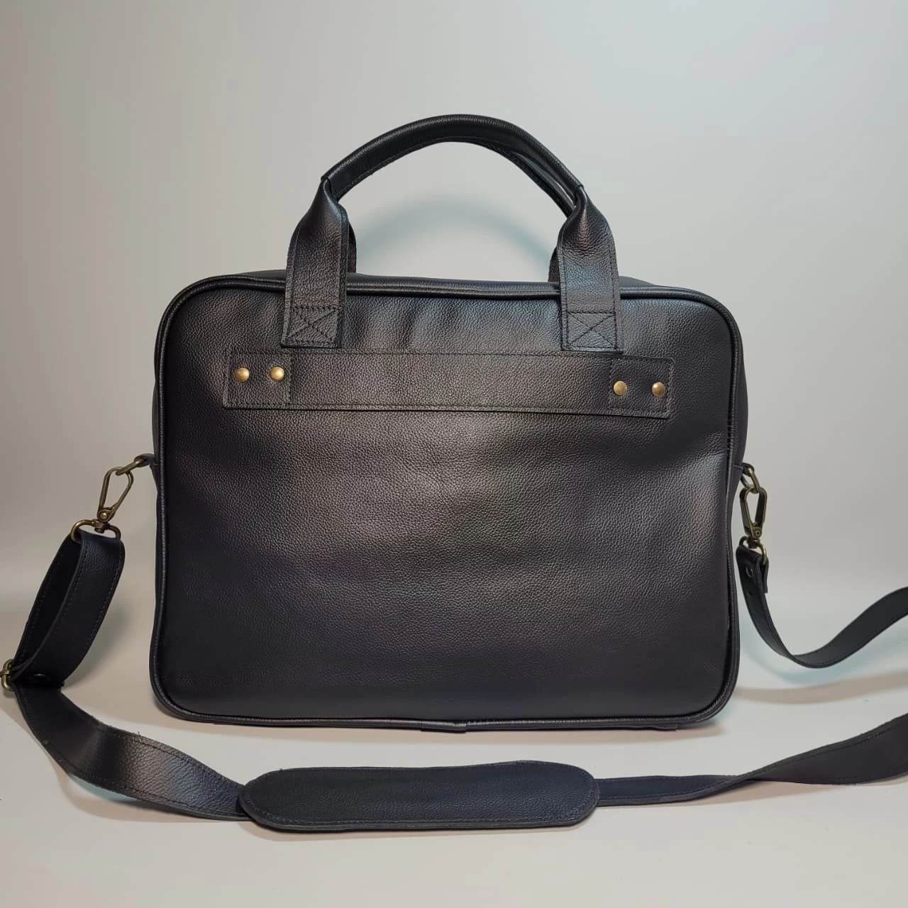 maletín ejecutivo de cuero, maletín de cuero para laptop, maletín de cuero genuino hombre, maletín de cuero oficina, maletín de cuero para documentos, maletín de cuero profesional, maletín de cuero con compartimentos, maletín de cuero con pasador carry on, maletín de cuero elegante, maletín personalizado de cuero