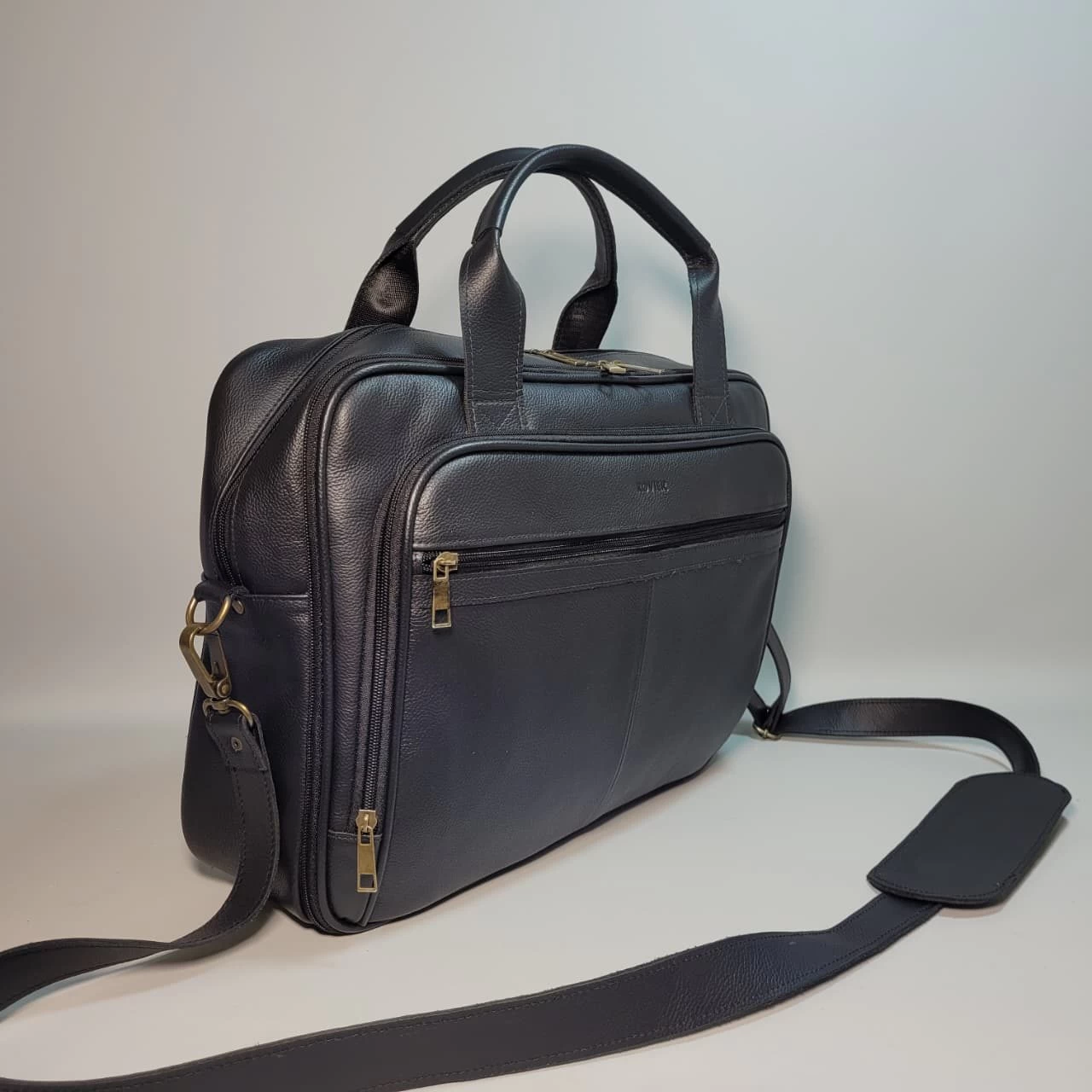 maletín ejecutivo de cuero, maletín de cuero para laptop, maletín de cuero genuino hombre, maletín de cuero oficina, maletín de cuero para documentos, maletín de cuero profesional, maletín de cuero con compartimentos, maletín de cuero con pasador carry on, maletín de cuero elegante, maletín personalizado de cuero