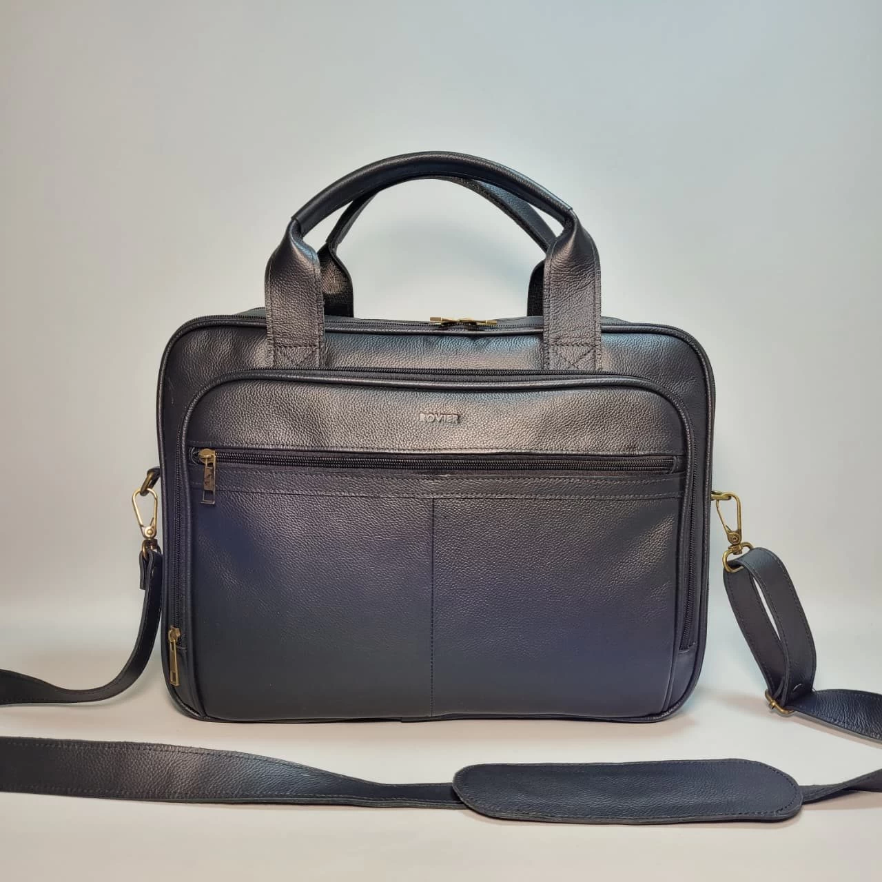 maletín ejecutivo de cuero, maletín de cuero para laptop, maletín de cuero genuino hombre, maletín de cuero oficina, maletín de cuero para documentos, maletín de cuero profesional, maletín de cuero con compartimentos, maletín de cuero con pasador carry on, maletín de cuero elegante, maletín personalizado de cuero