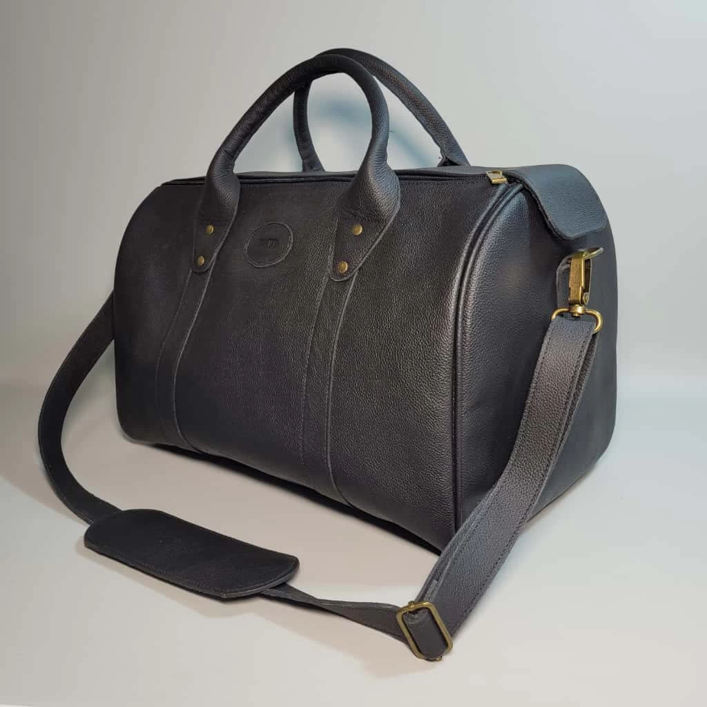 BOLSO DE VIAJE PARA HOMBRE, BOLSO DE CUERO PARA HOMBRE, BOLSÓN DE CUERO, MALETAS, MALETA DE CUERO, MARROQUINERÍA BOLIVIANA, CUERO GENUINO, HECHO A MANO, CUERO BOLIVIANO.