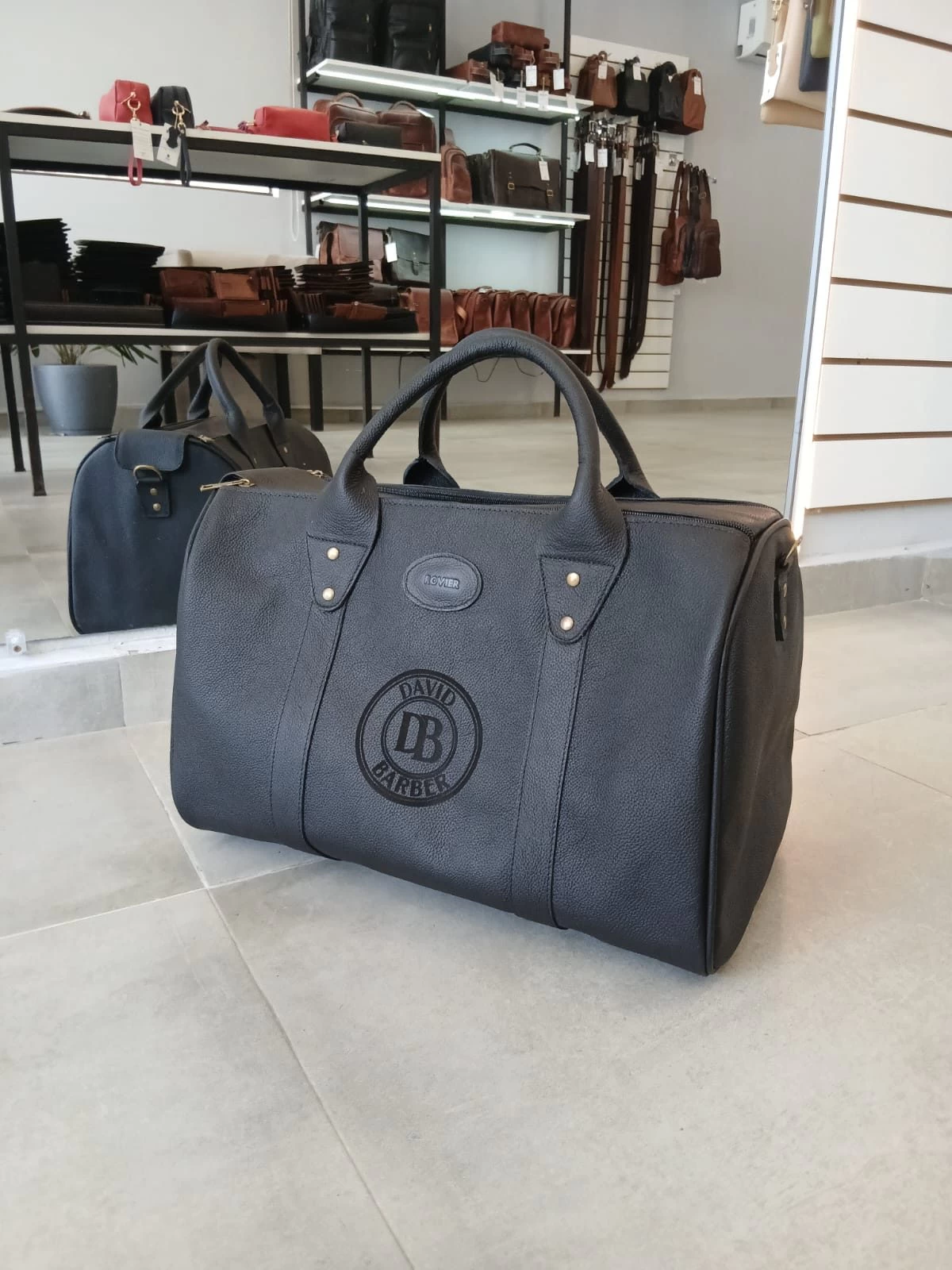 BOLSO DE VIAJE PARA HOMBRE, BOLSO DE CUERO PARA HOMBRE, BOLSÓN DE CUERO, MALETAS, MALETA DE CUERO, MARROQUINERÍA BOLIVIANA, CUERO GENUINO, HECHO A MANO, CUERO BOLIVIANO.
