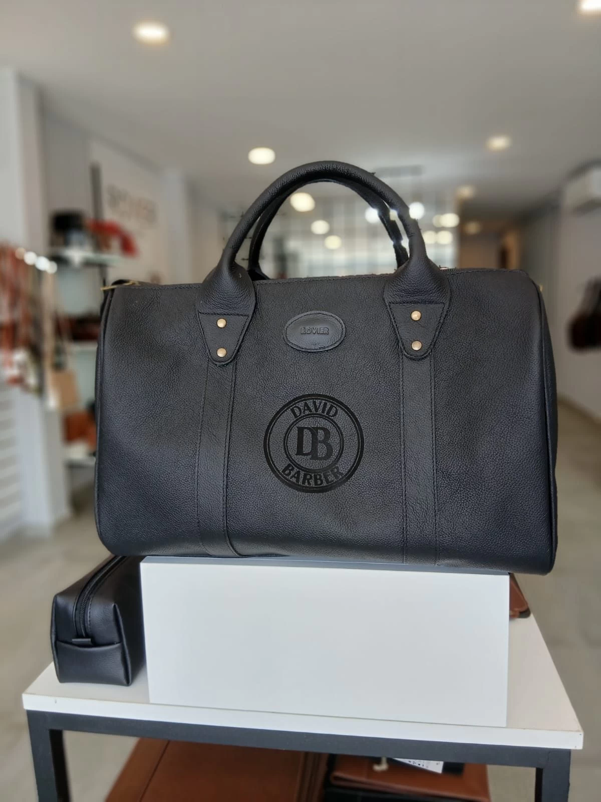 BOLSO DE VIAJE PARA HOMBRE, BOLSO DE CUERO PARA HOMBRE, BOLSÓN DE CUERO, MALETAS, MALETA DE CUERO, MARROQUINERÍA BOLIVIANA, CUERO GENUINO, HECHO A MANO, CUERO BOLIVIANO.