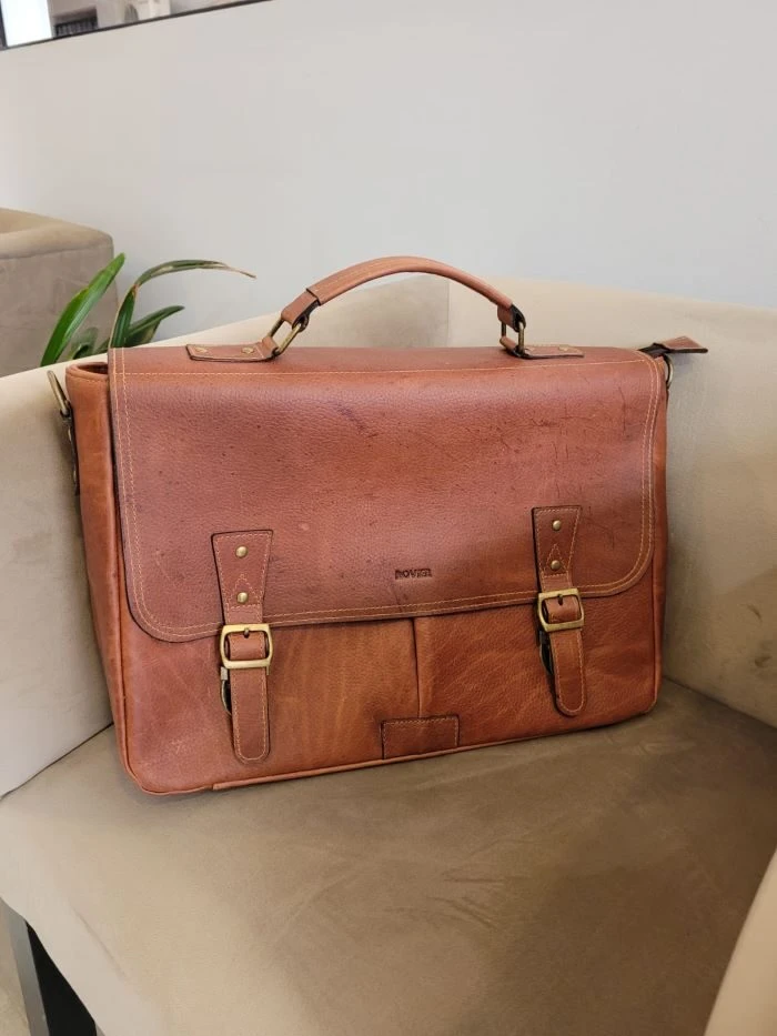 maletín de cuero para hombre, maletín ejecutivo de cuero, maletín de cuero genuino, maletín de cuero vacuno, maletín de cuero para oficina, maletín de cuero con compartimentos, maletín de cuero para laptop, maletín de cuero hecho en Bolivia, maletín de cuero premium, maletín de cuero de alta calidad, maletín de cuero elegante, maletín de cuero moderno, maletín de cuero clásico, maletín de cuero exclusivo, maletín de cuero con correa ajustable, maletín de cuero auténtico, maletín de cuero para trabajo, maletín de cuero para regalo, maletín de cuero duradero, accesorios ejecutivos de cuero, MALETÍN DE CUERO BOLIVIANO