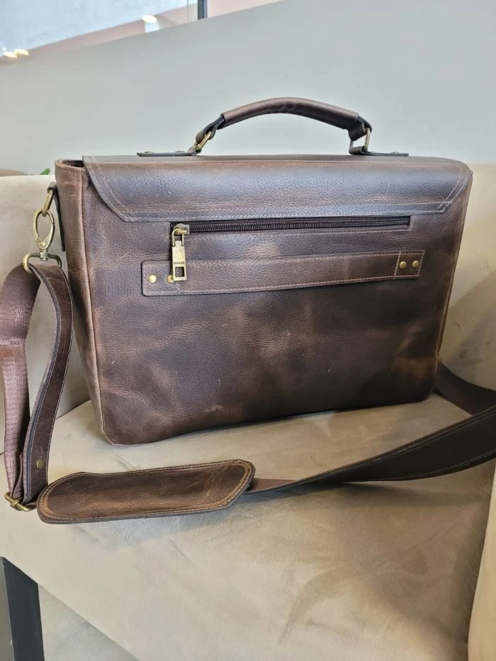 maletín de cuero para hombre, maletín ejecutivo de cuero, maletín de cuero genuino, maletín de cuero vacuno, maletín de cuero para oficina, maletín de cuero con compartimentos, maletín de cuero para laptop, maletín de cuero hecho en Bolivia, maletín de cuero premium, maletín de cuero de alta calidad, maletín de cuero elegante, maletín de cuero moderno, maletín de cuero clásico, maletín de cuero exclusivo, maletín de cuero con correa ajustable, maletín de cuero auténtico, maletín de cuero para trabajo, maletín de cuero para regalo, maletín de cuero duradero, accesorios ejecutivos de cuero, MALETÍN DE CUERO BOLIVIANO