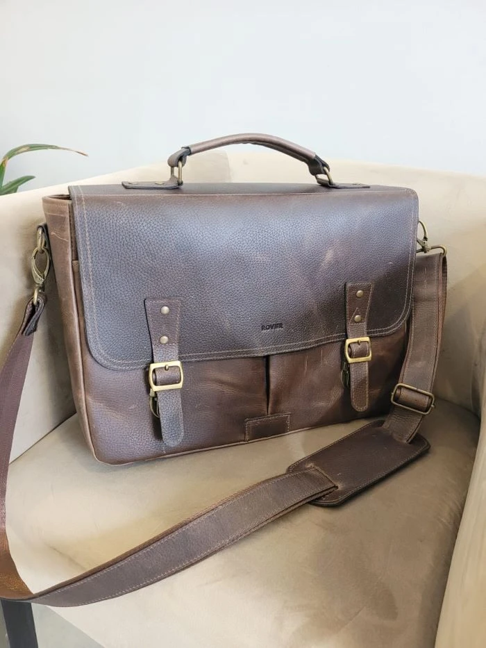 maletín de cuero para hombre, maletín ejecutivo de cuero, maletín de cuero genuino, maletín de cuero vacuno, maletín de cuero para oficina, maletín de cuero con compartimentos, maletín de cuero para laptop, maletín de cuero hecho en Bolivia, maletín de cuero premium, maletín de cuero de alta calidad, maletín de cuero elegante, maletín de cuero moderno, maletín de cuero clásico, maletín de cuero exclusivo, maletín de cuero con correa ajustable, maletín de cuero auténtico, maletín de cuero para trabajo, maletín de cuero para regalo, maletín de cuero duradero, accesorios ejecutivos de cuero, MALETÍN DE CUERO BOLIVIANO